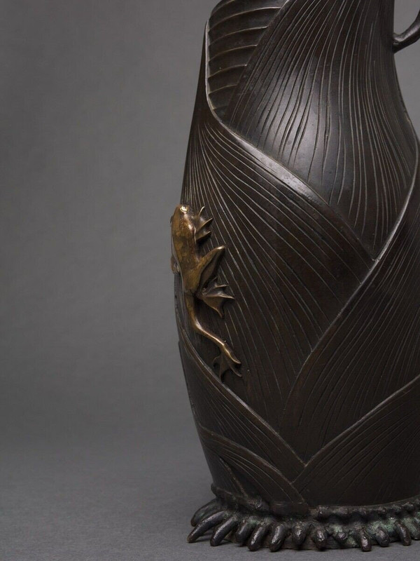 Bronzekrug Japan Schokoladenpatina Frosch in Rundform XIX.