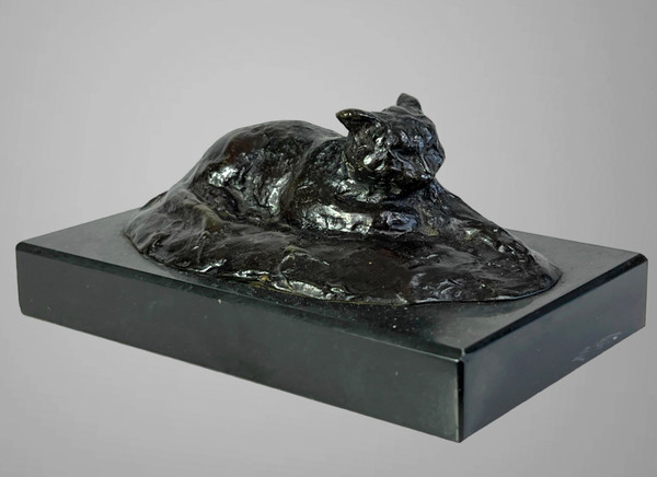 BRONZE ANCIEN REPRESENTANT UN CHAT COUCHÉ SIGNÉ AVEC LES MONOGRAMES " M P "