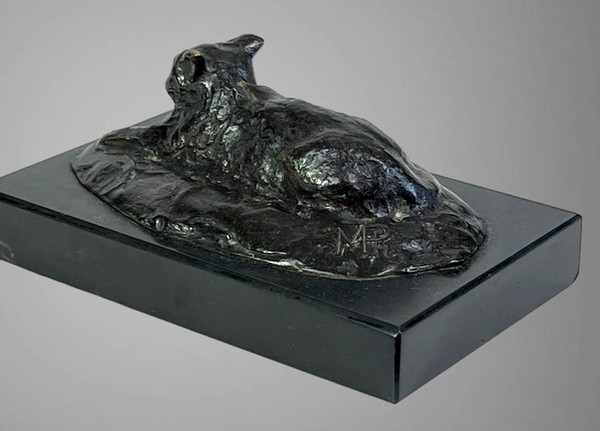BRONZE ANCIEN REPRESENTANT UN CHAT COUCHÉ SIGNÉ AVEC LES MONOGRAMES " M P "