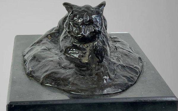 BRONZE ANCIEN REPRESENTANT UN CHAT COUCHÉ SIGNÉ AVEC LES MONOGRAMES " M P "