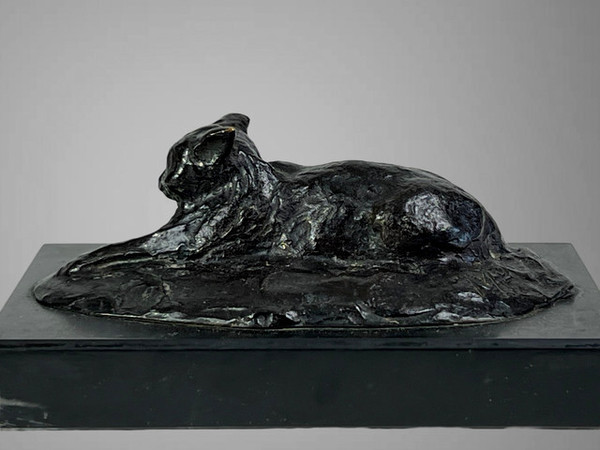 BRONZE ANCIEN REPRESENTANT UN CHAT COUCHÉ SIGNÉ AVEC LES MONOGRAMES " M P "