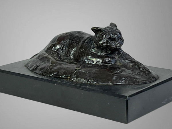 BRONZE ANCIEN REPRESENTANT UN CHAT COUCHÉ SIGNÉ AVEC LES MONOGRAMES " M P "
