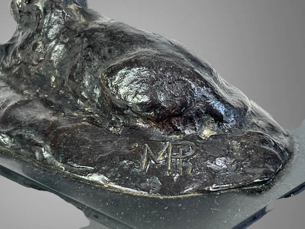 BRONZE ANCIEN REPRESENTANT UN CHAT COUCHÉ SIGNÉ AVEC LES MONOGRAMES " M P "