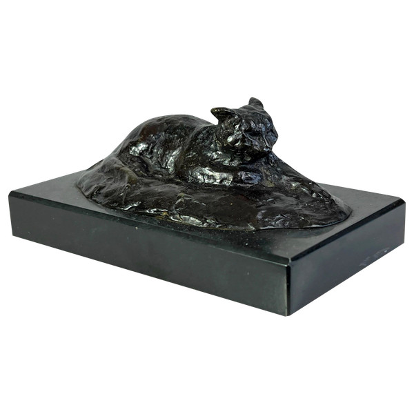 BRONZE ANCIEN REPRESENTANT UN CHAT COUCHÉ SIGNÉ AVEC LES MONOGRAMES " M P "