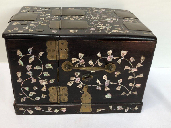 Cabinet China or Indochina 19th century ironwood inlaid with mother-of-pearl marquetry