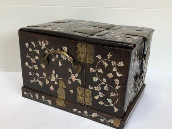 Cabinet China or Indochina 19th century ironwood inlaid with mother-of-pearl marquetry