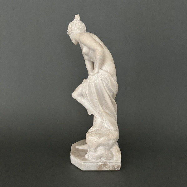 Statue en marbre d'après Vénus au bain baigneuse nue sculptée dans la masse