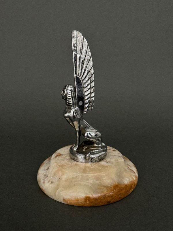 Mascotte automobile sphinx en bronze argenté signé Ch. R. Peyée