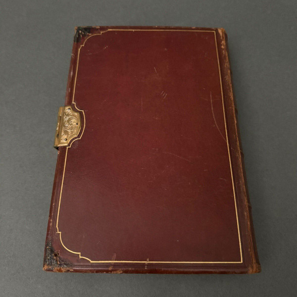 Carnet de notes XIXe en cuir marocain ornementé d'angles ciselés