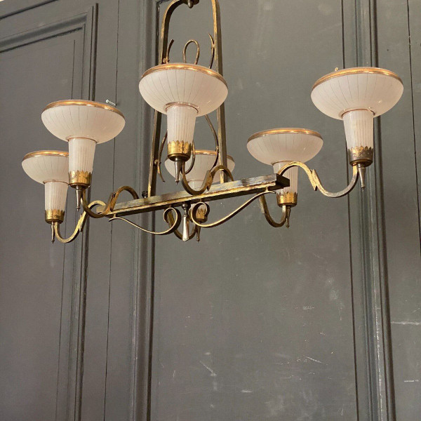 Lampadario in metallo dorato 1950 6 luci molate in vetro satinato