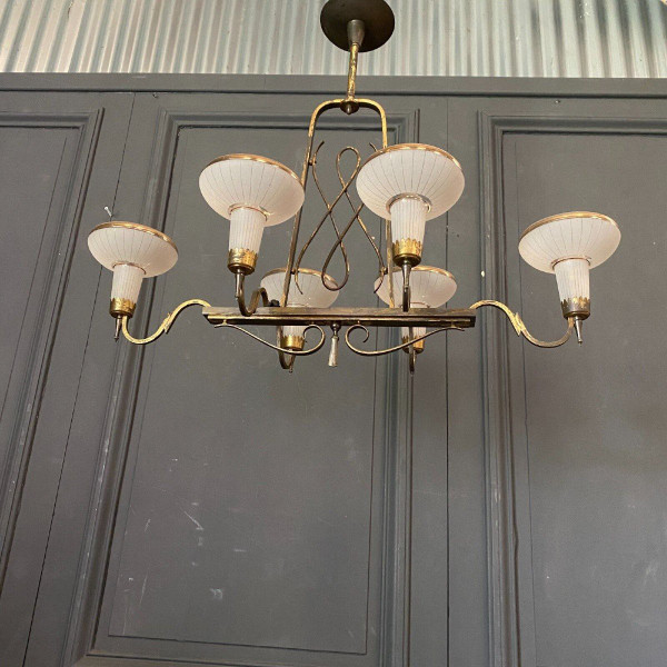 Lampadario in metallo dorato 1950 6 luci molate in vetro satinato