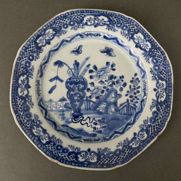 Assiette bleue de Chine XIXe décor de papillons
