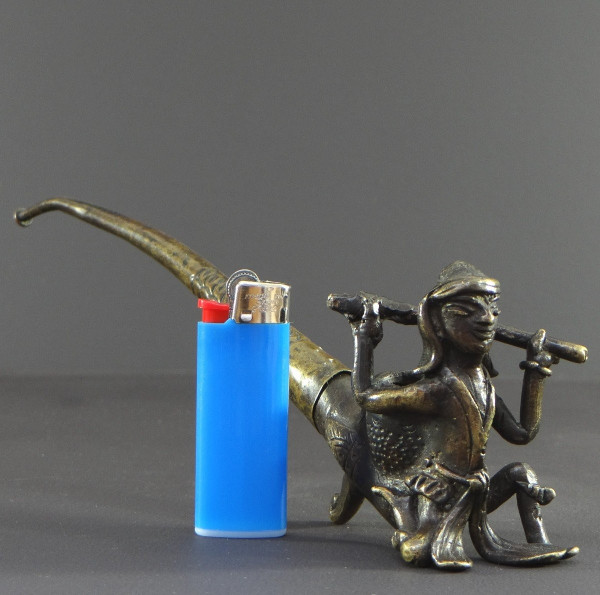 Burma, 1920s/1930s, Pipe En Bronze Et Laiton Ornée d'Un Nat.