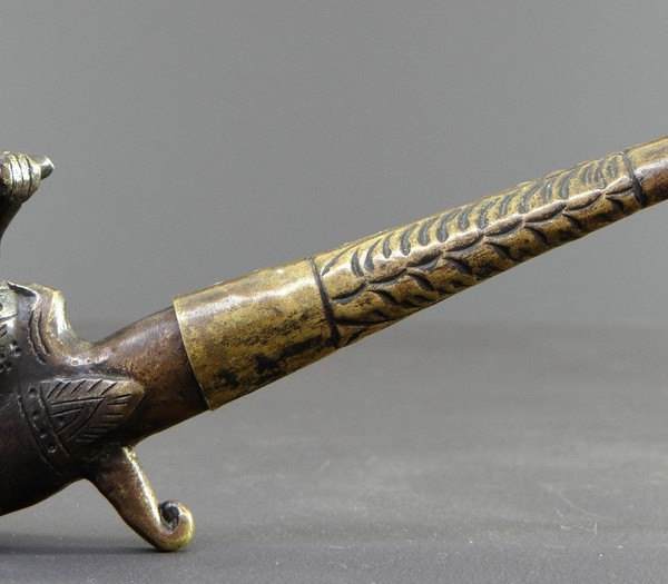 Burma, 1920s/1930s, Pipe En Bronze Et Laiton Ornée d'Un Nat.