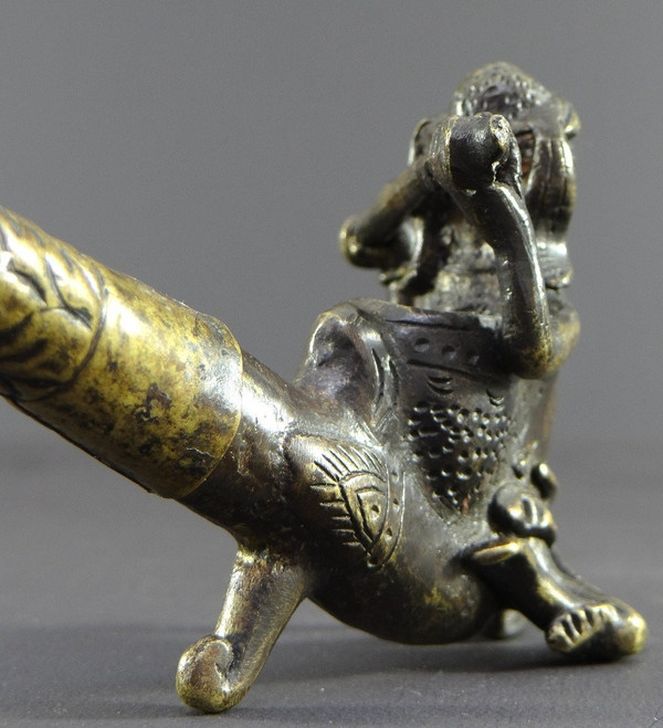 Burma, 1920s/1930s, Pipe En Bronze Et Laiton Ornée d'Un Nat.