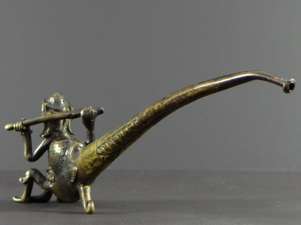 Burma, 1920s/1930s, Pipe En Bronze Et Laiton Ornée d'Un Nat.