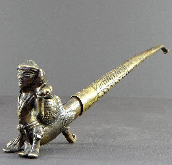 Burma, 1920s/1930s, Pipe En Bronze Et Laiton Ornée d'Un Nat.