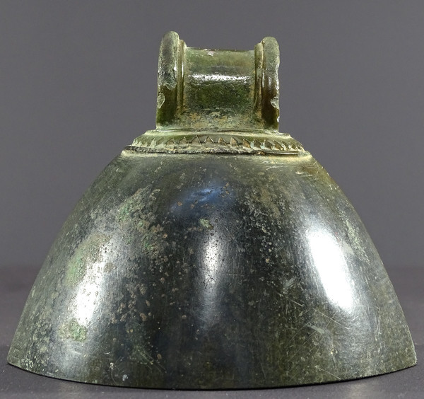 Indonésie, Période Majapahit, Circa XVème Siècle, Cloche En Bronze Au Décor Géométrique.