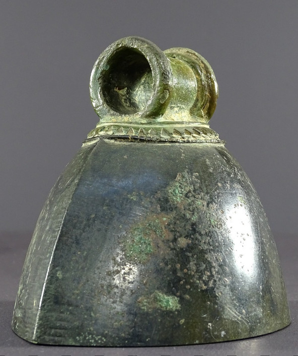 Indonésie, Période Majapahit, Circa XVème Siècle, Cloche En Bronze Au Décor Géométrique.