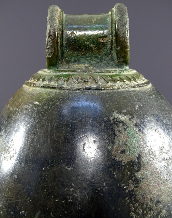 Indonésie, Période Majapahit, Circa XVème Siècle, Cloche En Bronze Au Décor Géométrique.