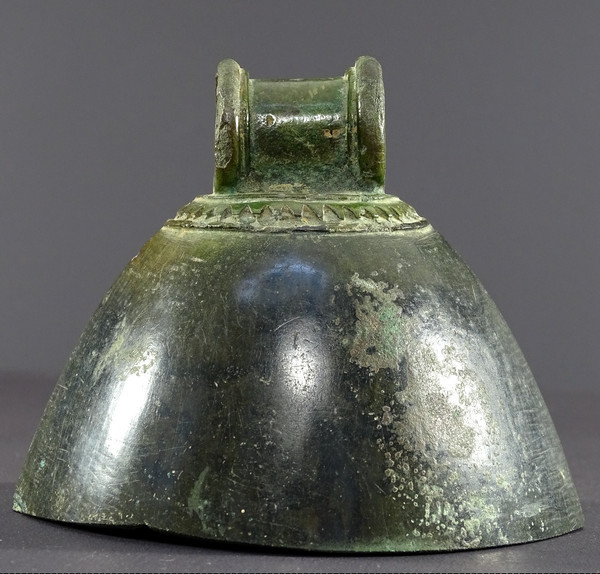 Indonésie, Période Majapahit, Circa XVème Siècle, Cloche En Bronze Au Décor Géométrique.