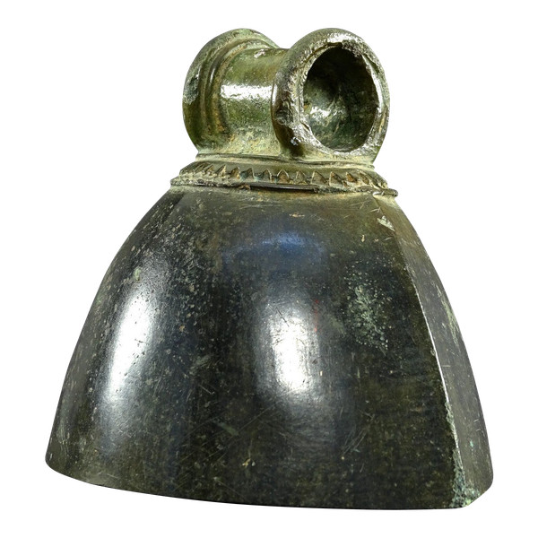 Indonésie, Période Majapahit, Circa XVème Siècle, Cloche En Bronze Au Décor Géométrique.