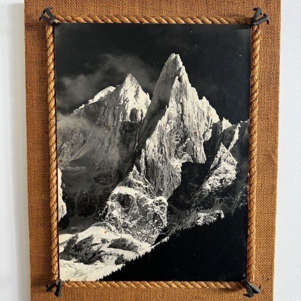Schwarz-weiße Bergfotografie Rahmen umrahmt von Seilen Mitte 20.