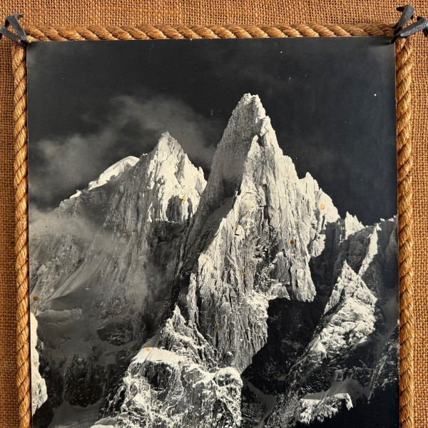 Schwarz-weiße Bergfotografie Rahmen umrahmt von Seilen Mitte 20.