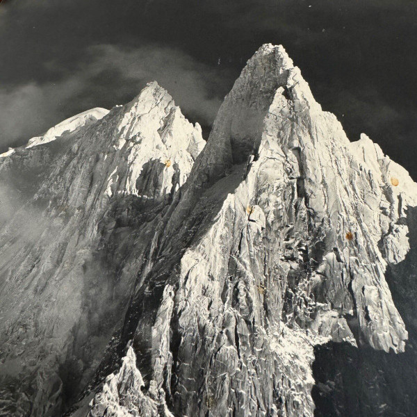 Schwarz-weiße Bergfotografie Rahmen umrahmt von Seilen Mitte 20.