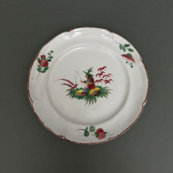 Plate in 18th century Islettes earthenware with Chinese décor