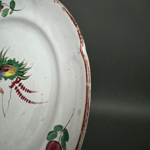 Plate in 18th century Islettes earthenware with Chinese décor