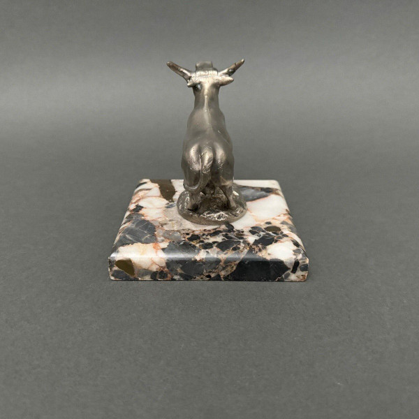 Mascotte représentant une vache en bronze argenté réalisée par H. Payen