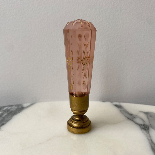 Rare cachet en cristal à pan coupé rehaussé de gravures dorées fin XIXe