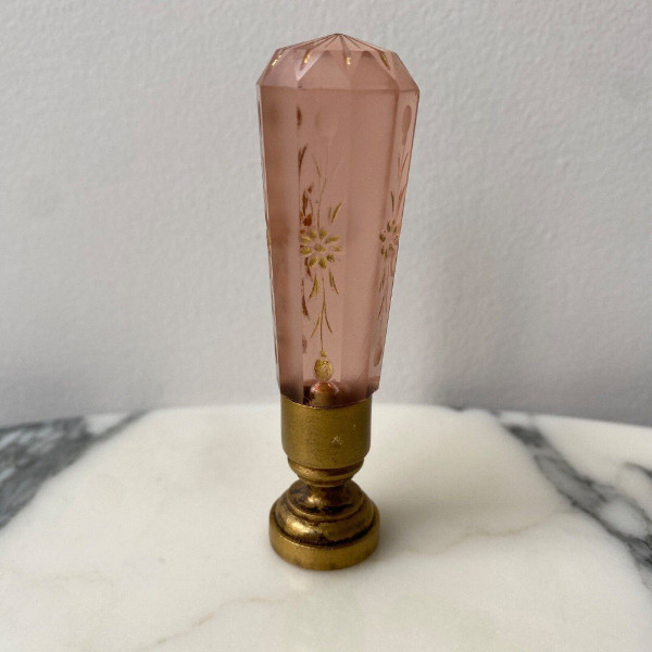 Rare cachet en cristal à pan coupé rehaussé de gravures dorées fin XIXe