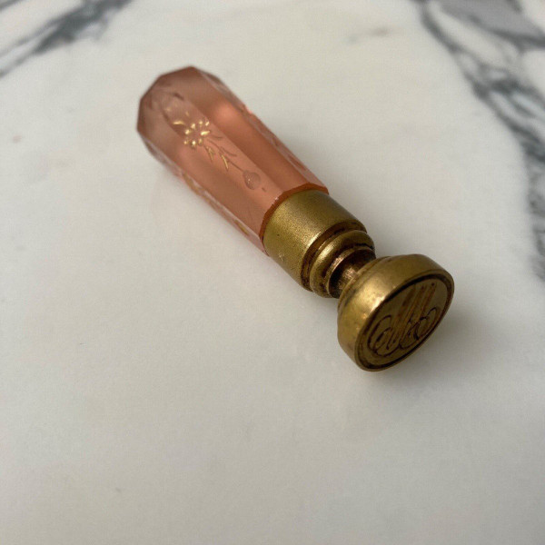 Rare cachet en cristal à pan coupé rehaussé de gravures dorées fin XIXe