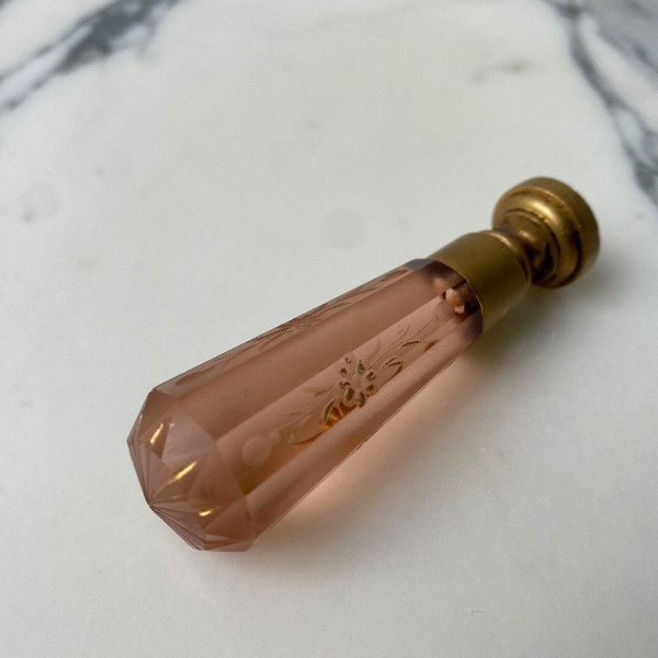 Rare cachet en cristal à pan coupé rehaussé de gravures dorées fin XIXe