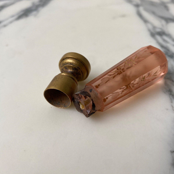 Rare cachet en cristal à pan coupé rehaussé de gravures dorées fin XIXe
