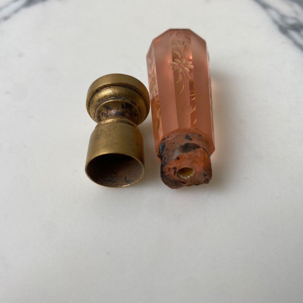Rare cachet en cristal à pan coupé rehaussé de gravures dorées fin XIXe