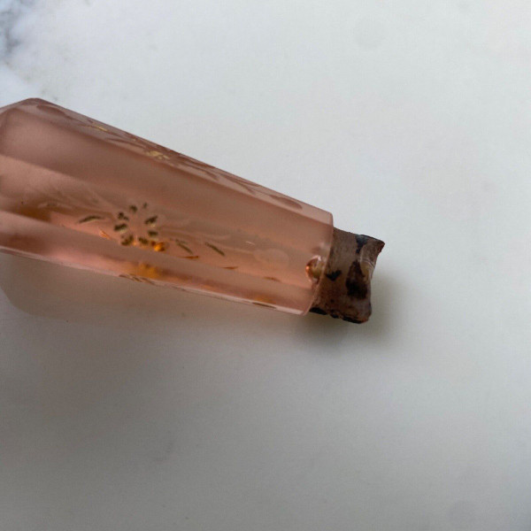 Rare cachet en cristal à pan coupé rehaussé de gravures dorées fin XIXe