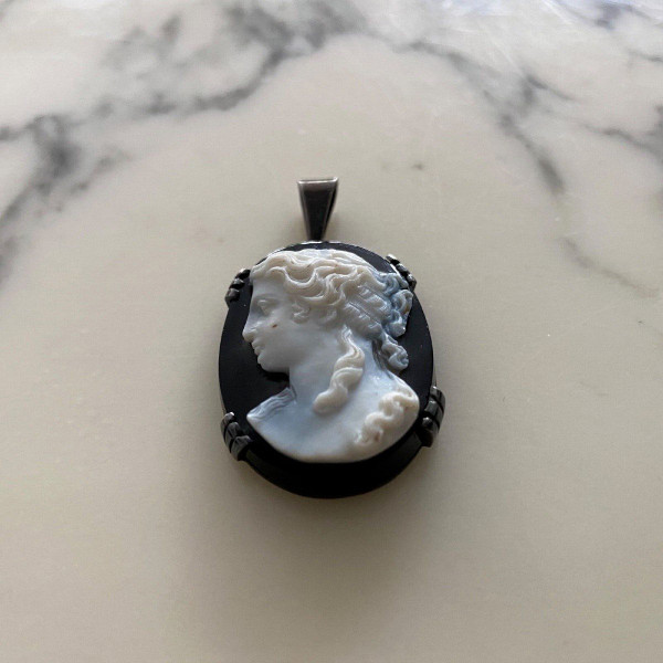 Raro cammeo di profilo di donna in stile antico su fondo nero