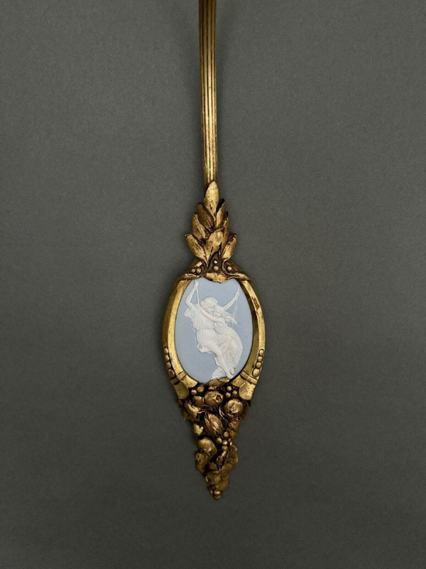 Gilded bronze wall lamp with Wedgwood plaque couple on swing 20th century