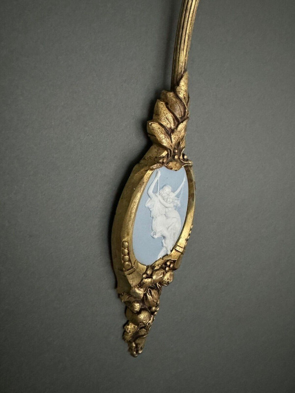 Gilded bronze wall lamp with Wedgwood plaque couple on swing 20th century