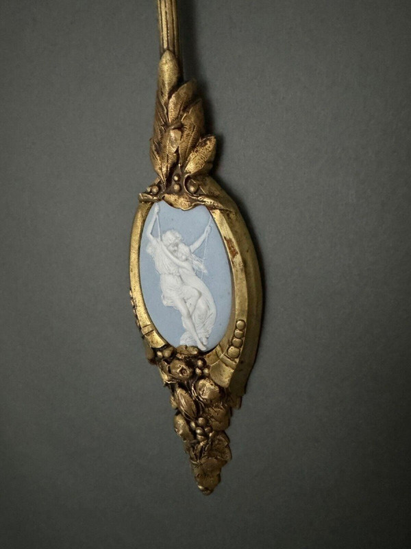 Gilded bronze wall lamp with Wedgwood plaque couple on swing 20th century