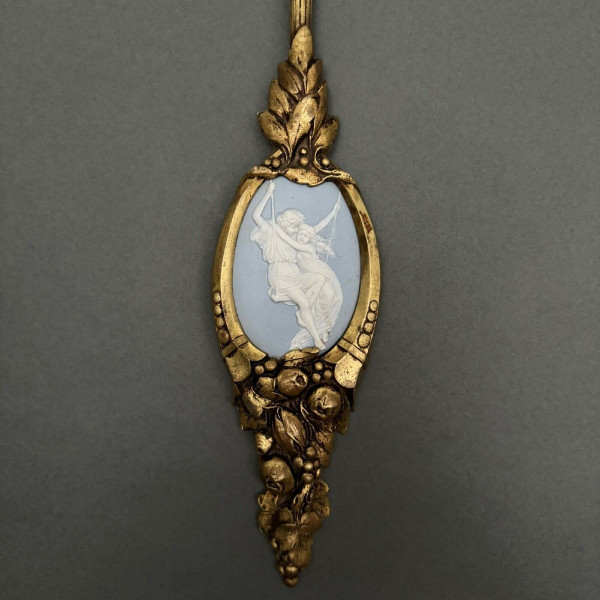 Gilded bronze wall lamp with Wedgwood plaque couple on swing 20th century