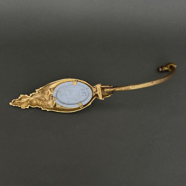 Gilded bronze wall lamp with Wedgwood plaque couple on swing 20th century
