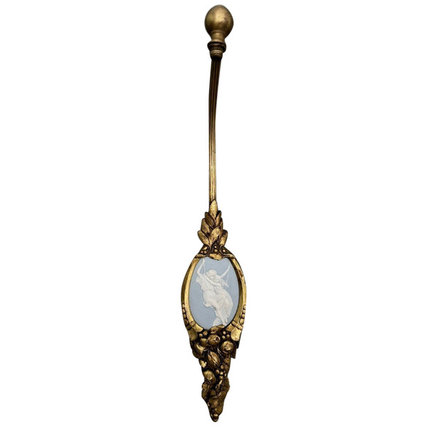 Gilded bronze wall lamp with Wedgwood plaque couple on swing 20th century