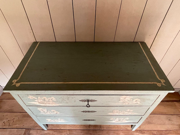 Commode aux motifs chinoisants datant du 19e siècle très belle patine 