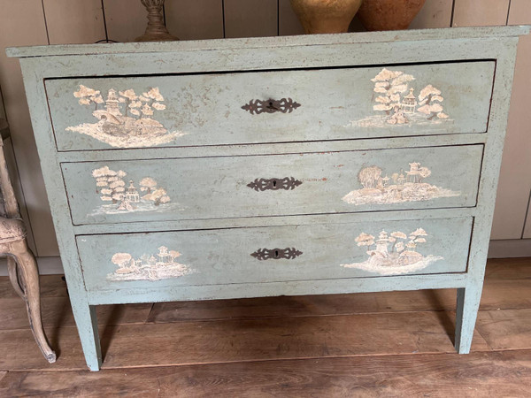 Commode aux motifs chinoisants datant du 19e siècle très belle patine 