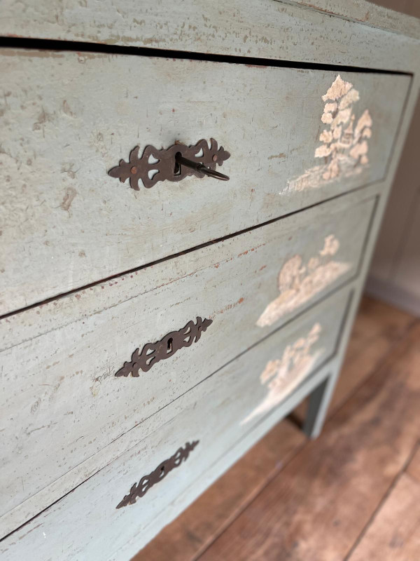 Commode aux motifs chinoisants datant du 19e siècle très belle patine 