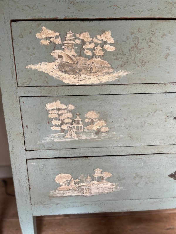 Commode aux motifs chinoisants datant du 19e siècle très belle patine 
